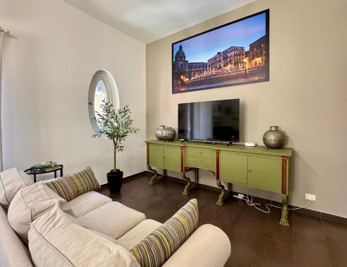 un soggiorno con divano e TV a schermo piatto di Flat44 a Palermo
