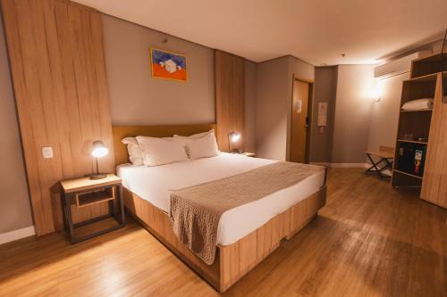 a bedroom with a large bed in a room at Hotel Cassino Tower São José do Rio Preto by Nacional Inn in Sao Jose do Rio Preto