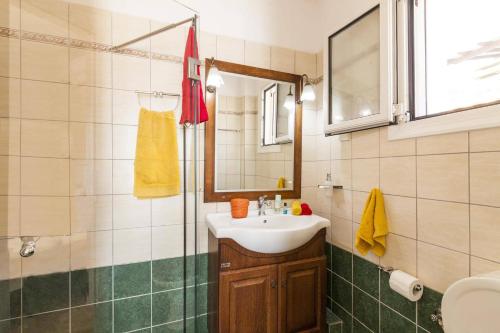 A bathroom at Villa Petrosa by Villa Plus