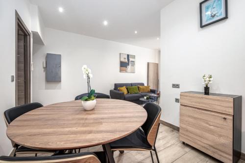 IMHOST -Cannes Centre Rue Hoche Palais - Croisette plage
