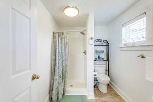 デューイ・ビーチにあるSteps to Shore Newly Renovated Dewey Beach Home!のトイレと窓のあるバスルーム