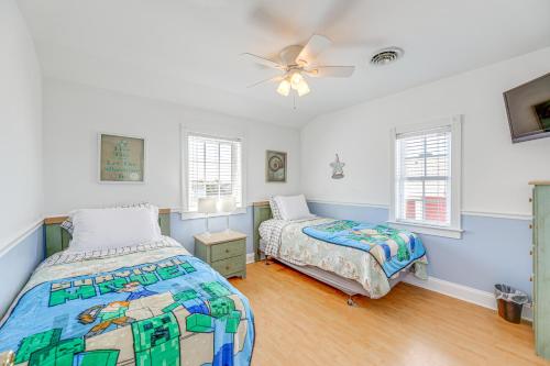 デューイ・ビーチにあるSteps to Shore Newly Renovated Dewey Beach Home!のベッド2台と天井ファン付きの寝室