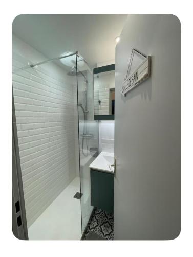 une salle de bain avec une douche en verre et un lavabo dans l'établissement Maison dans les dunes, à Le Touquet-Paris-Plage