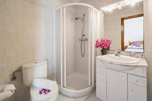 łazienka z prysznicem, toaletą i umywalką w obiekcie Villa Moggalatto by Villa Plus w mieście Calpe