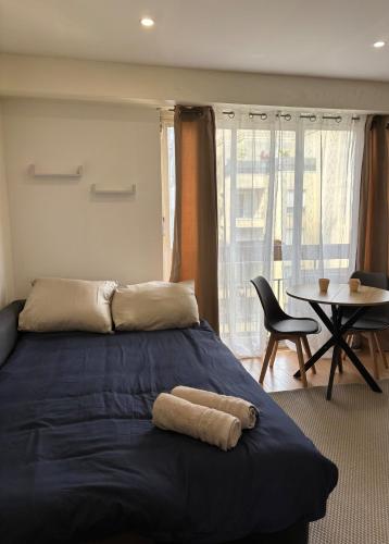 une chambre avec un lit avec une serviette dessus dans l'établissement Cozy Studio Ideally Located, à Paris
