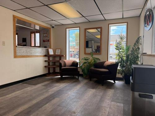a waiting room with two chairs and a mirror at Tomahawk Motor Lodge By OYO Riverton US-26 in Riverton