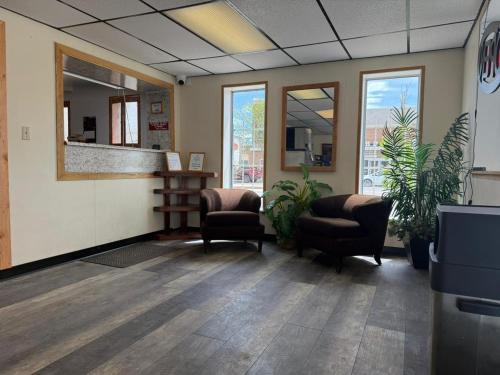 a waiting room with two chairs and a mirror at Tomahawk Motor Lodge By OYO Riverton US-26 in Riverton