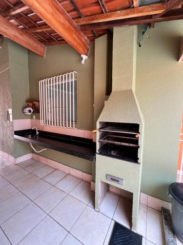 a kitchen with a pizza oven on the wall at Casa Catalunha Guriri-ES in São Mateus
