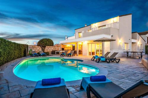 Villa Gris by Villa Plus