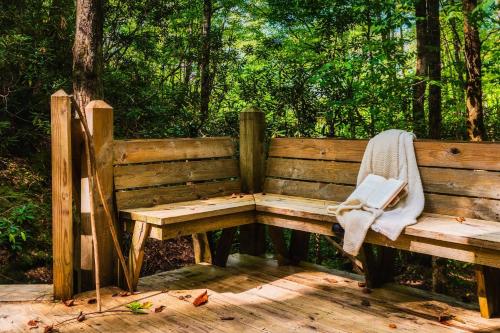 Κήπος έξω από το Creekside Smoky Mountains