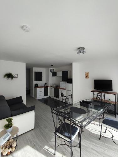 un salon avec un canapé et une table dans l'établissement Joli appartement DISNEY Paris, à Bussy-Saint-Georges