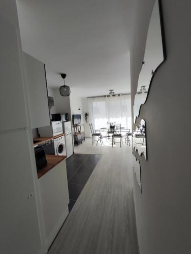 - une vue sur la cuisine et le salon dans l'établissement Joli appartement DISNEY Paris, à Bussy-Saint-Georges