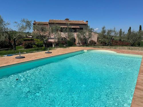 Bazén v ubytování Podere Cedrola nebo v jeho okolí