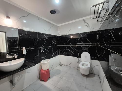 Un baño de Hotel PRAKASHAM