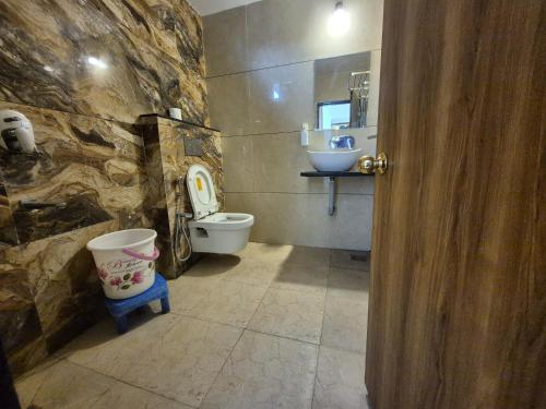 Un baño de Hotel PRAKASHAM