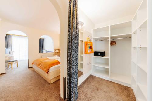 Postel nebo postele na pokoji v ubytování Smileys Kinderhotel
