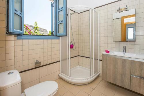 Et badeværelse på Villa Aqua Blu by Villa Plus