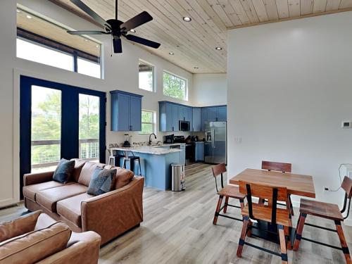 Kuchyň nebo kuchyňský kout v ubytování Sunrise in the Cove