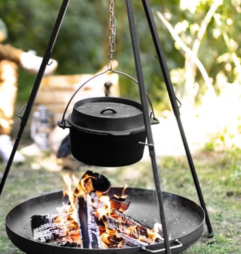a pot on a chain hanging over a grill at Wohnmobilstellplatz in Mecklenburg-Vorpommern - ab Juni Dixi WC in Carpin