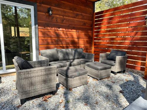 Posezení v ubytování Modern Luxe Cabin! River Fun, Deer, Pool & Firepit