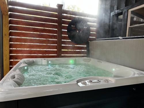 Fotografie z fotogalerie ubytování Modern Luxe Cabin! River Fun, Deer, Pool & Firepit v destinaci Webb