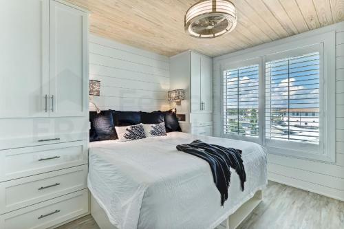 Un dormitorio blanco con una cama y una ventana. en 226 S Fletcher Ave 3rd Floor, en Fernandina Beach