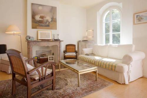 un salon avec un canapé et une table basse dans l'établissement House 5 rooms with garden near the sea, à Toulon
