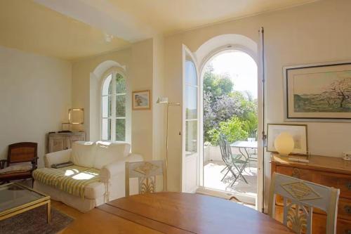 un salon avec un canapé et une table dans l'établissement House 5 rooms with garden near the sea, à Toulon