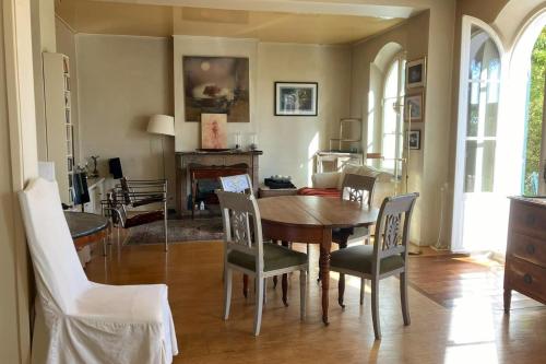 une salle à manger avec une table et des chaises dans l'établissement House 5 rooms with garden near the sea, à Toulon