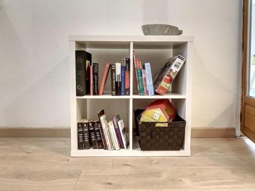 a book shelf filled with books in a room at Mazet NiMiSa in Marseillan