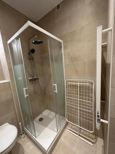 une douche avec une porte vitrée dans une salle de bain dans l'établissement 3 bedroom Appartement City Center, à Nice