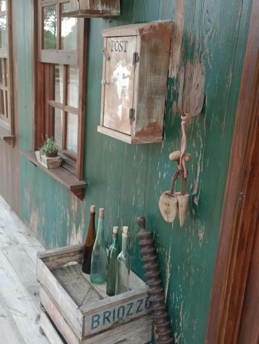 un mucchio di bottiglie in una scatola su un muro di Oldtown Chihuahua a Punta del Este