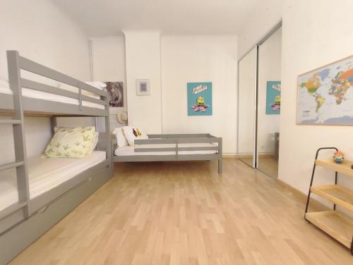 Cette chambre comprend 2 lits superposés et du parquet. dans l'établissement Appartement exceptionnel Bastide St Louis, à Carcassonne