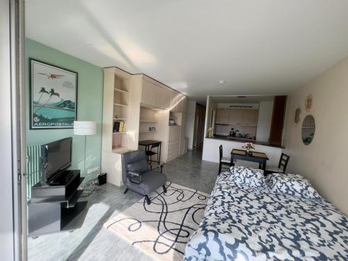 une chambre avec un lit et un bureau et une cuisine dans l'établissement Beau studio proche des plages piscine, à Cogolin