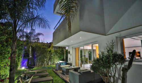Κήπος έξω από το Villa familiale moderne avec piscine