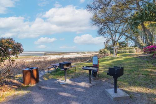 Beach Haven 1BR Steps to Ocean w Pool & Grill photo 26
