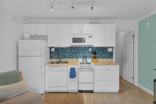 Beach Haven 1BR Steps to Ocean w Pool & Grill photo 15