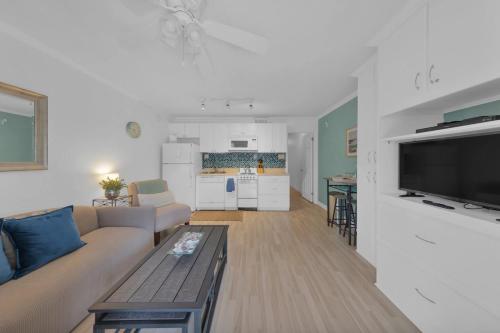 Beach Haven 1BR Steps to Ocean w Pool & Grill photo 10