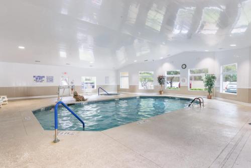 Beach Haven 1BR Steps to Ocean w Pool & Grill photo 24