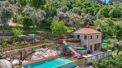 an overhead view of a swimming pool and a house at ALDEIA DA MARGARIDA in Tarouquela