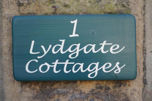 ein Schild an einer Wand, das synchrone Zertifikate liest in der Unterkunft Traditional 2 Bedroom Cottage in Eyam Hope Valley in Eyam