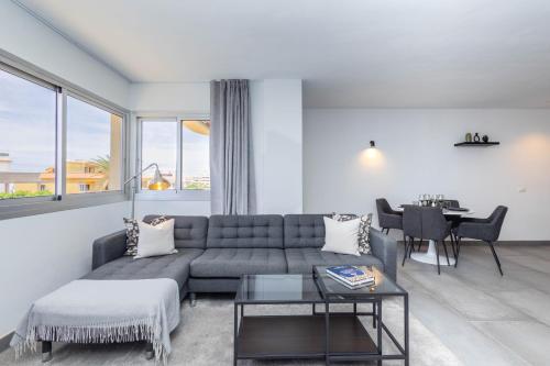 Modern 2 Bed Sea View Apartment Pool Access