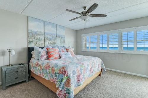Katil atau katil-katil dalam bilik di Direct beach access, oceanviews galore and has enough beds for your entire family! 445 Amelia by the Sea