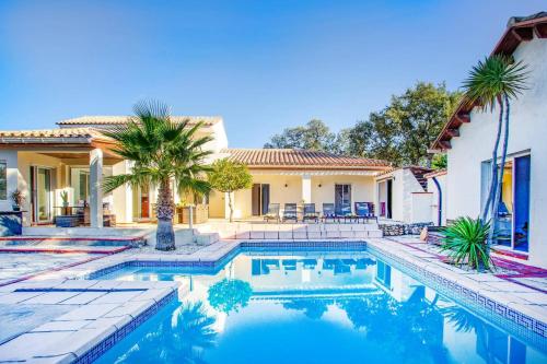 une maison avec une piscine et une maison dans l'établissement Villa des Alberes by Villa Plus, à Laroque-des-Albères