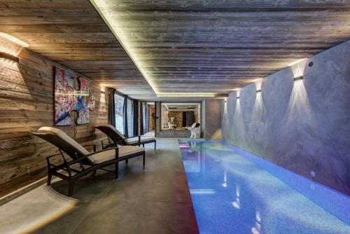 - une piscine dans une maison dotée d'un plafond en bois dans l'établissement Chalet Freya, à Chamonix-Mont-Blanc