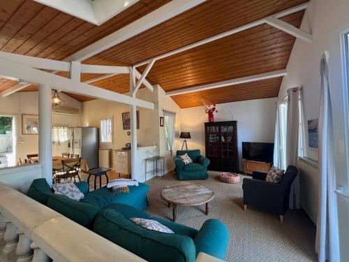 a living room with blue couches and a table at Maison volets bleus - jusqu'à 9 personnes - 3 chambres - Arcachon Centre in Arcachon