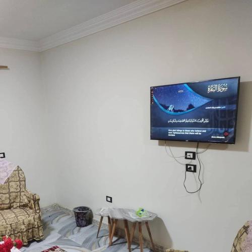 a flat screen tv hanging on a wall at الريف فيلا in Ar Ramthā