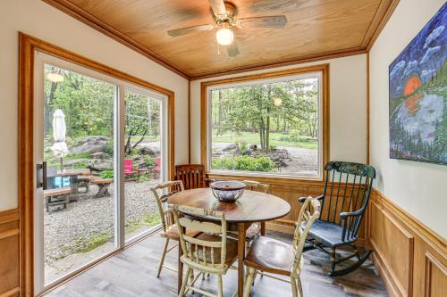 Istumisnurk majutusasutuses 10 Mi to Mtn Resort Normalville Cabin with Balcony!