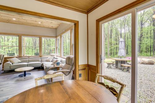 Istumisnurk majutusasutuses 10 Mi to Mtn Resort Normalville Cabin with Balcony!