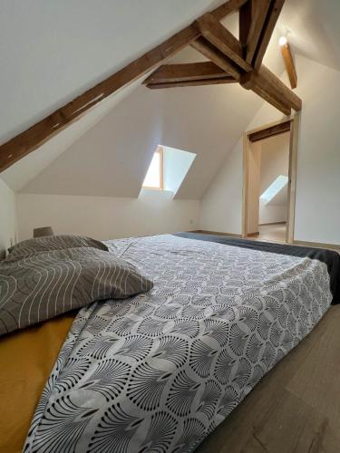 - une chambre mansardée dans l'établissement Le Creux de Murmures, Lyon, à Maubec